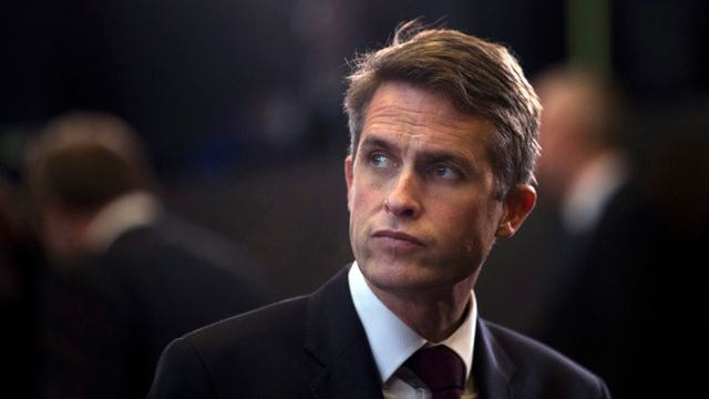 Sparket britisk forsvarsminister nekter for å ha lekket om Huawei