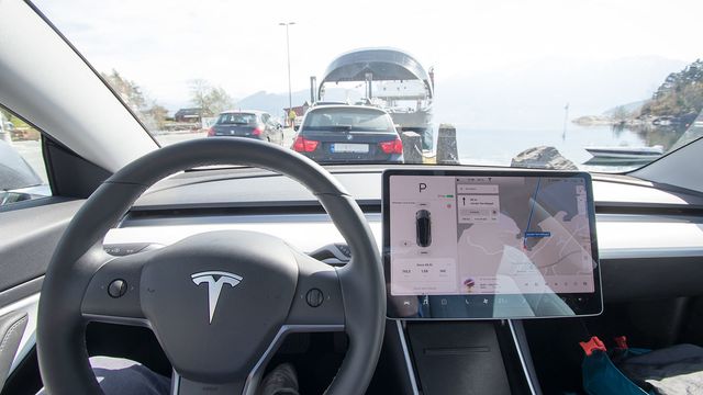 Gryende strid mellom Tesla og sikkerhetsorgan om hvordan bilene oppdateres