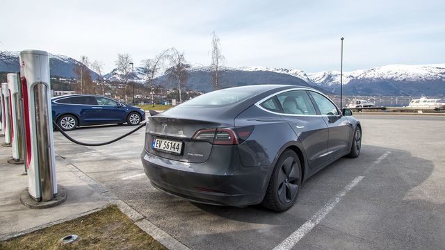 Tesla øker ladeeffekten til 200 kilowatt