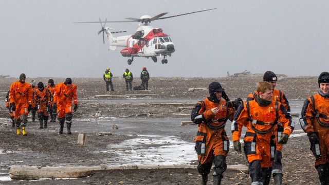 I iskulden teller hvert minutt: Her redder de 100 med helikopter på Svalbard