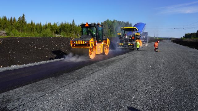 Nå legger Skanska den første asfalten på OPS-strekningen Løten-Elverum