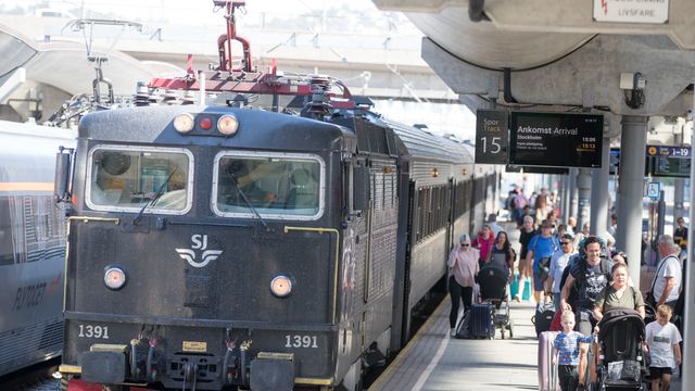 SJ skal drive 7 norske togstrekninger i 10,5 år. Ap vil ha granskning av anbudene