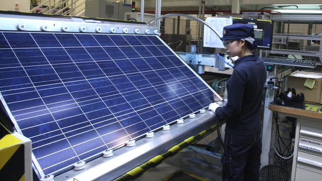 REC Solar i Kristiansand permitterer ansatte fram til nyttår. Skal legge om produksjonen