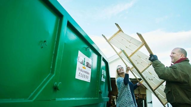Sender mulige verdier ut av landet i søppelbil 