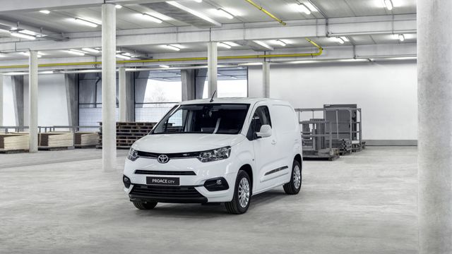 Toyotas aller første elbil blir en varebil