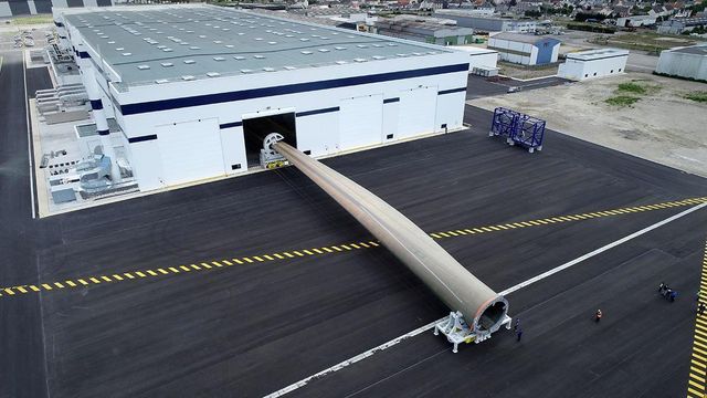 107 meter: Her forlater verdens lengste vindmøllevinge fabrikken