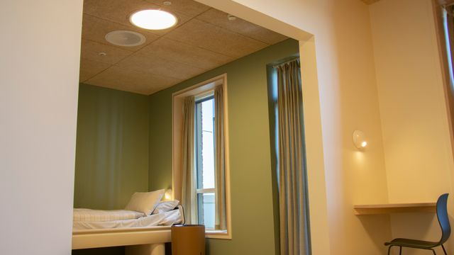 Lampene på psykiatrisk avdeling i Tønsberg skal rette opp døgnrytmen til pasientene