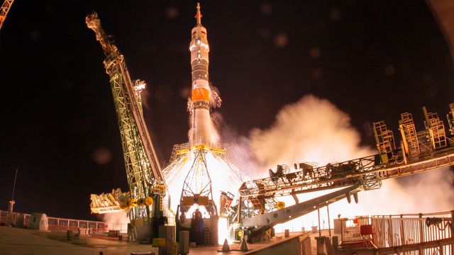 Russisk romkapsel dokket med ISS