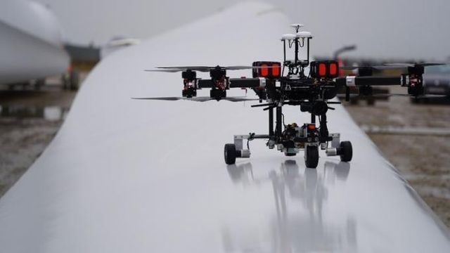Autonom drone ser inn i vindmøllevinger med ultralyd