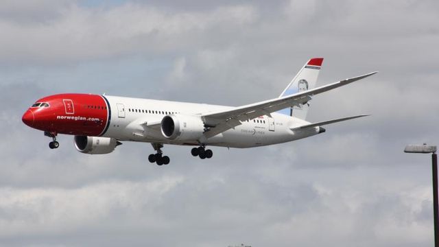De glovarme motordelene fra Norwegian-flyet traff minst 12 hus og 25 biler
