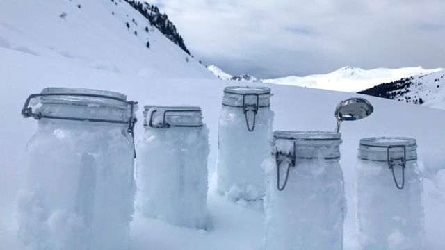 Store mengder mikroplast funnet i snøen i Arktis