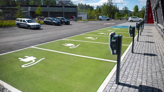 Elbilene kan få grønnfarget asfalt