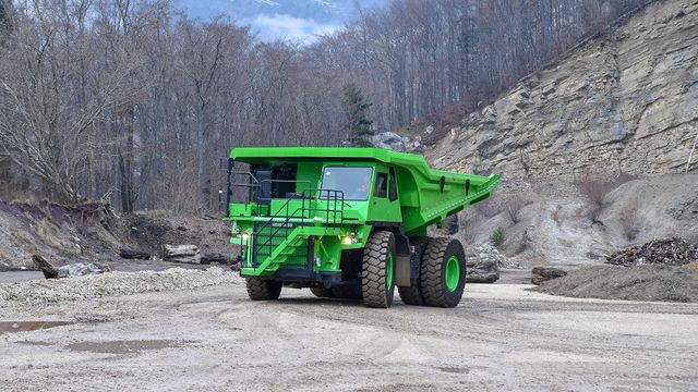 El-giganten frakter 65 tonn stein, sparer 50.000 liter diesel i året og må knapt lades