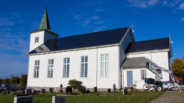 Norges første kirke med solcelletak genererer mer strøm enn den selv trenger