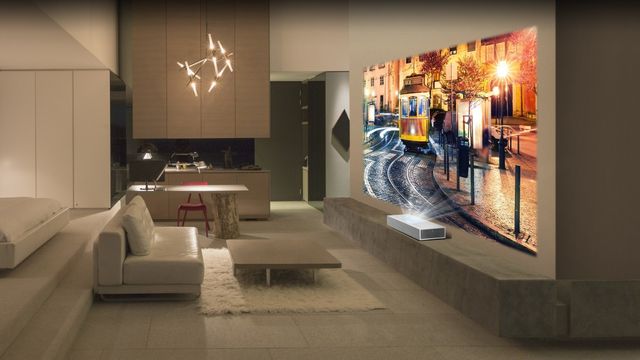 Kommer til Europa: Ny 4K-projektor viser 90-tommers bilde få centimeter fra veggen