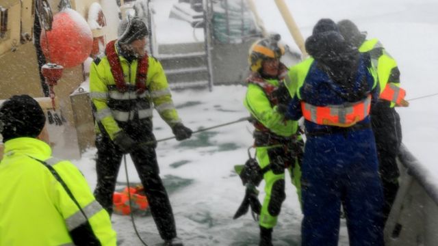 Svensk skip har kommet seg løs fra isen ved Svalbard