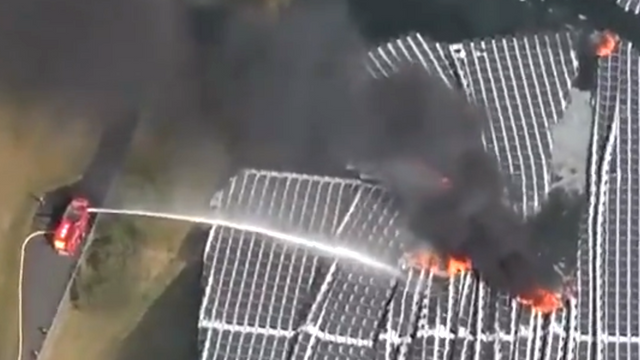 Brann i Japans største flytende solkraftverk, etter at det ble truffet av orkan
