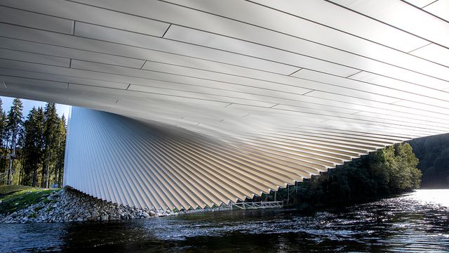 Kunst-brua vris 90 grader over Randselva. Åpner på Kistefos-museet i dag