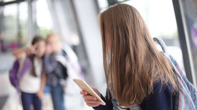 Hvor langt inn på elevenes mobiler har vi ansvar?