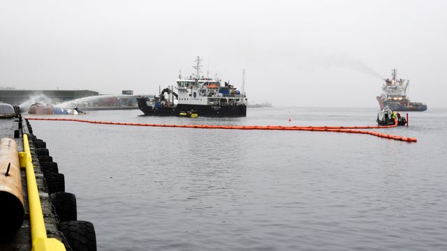 Det brenner fortsatt i tråleren. Nå skal de finne ut hvordan de skal heve den