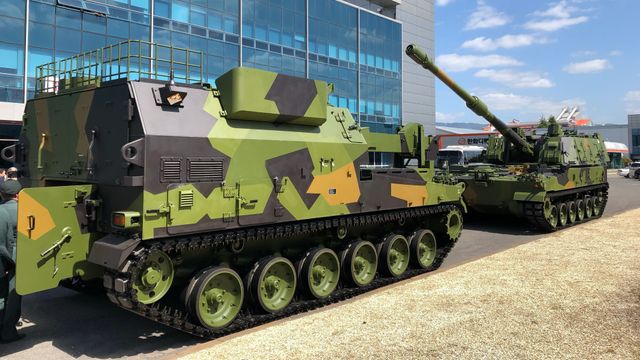 Forsvarets nye artilleri er bedre enn forventet: De første K9 Vidar-skytsene er på vei fra Sør-Korea til Norge