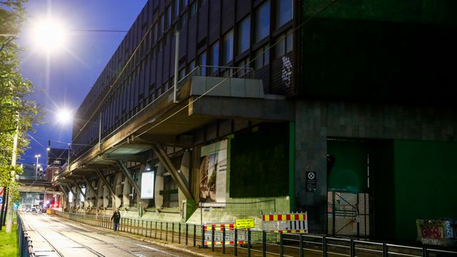 Synkende gangbru er planlagt revet