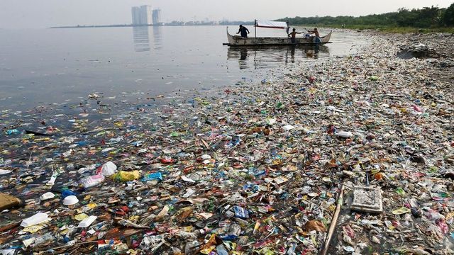 Betaler 11.000 mennesker for å plukke plast