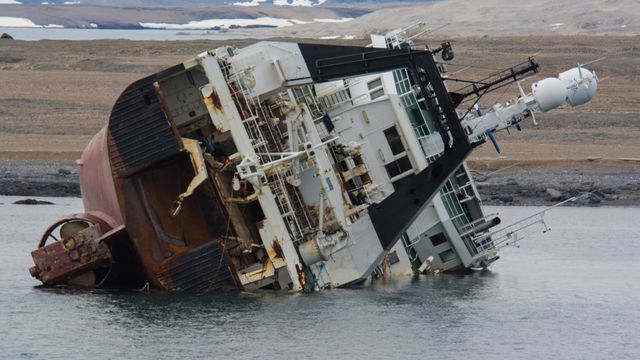 Fjerningen av trålervrak fra Svalbard utsettes til neste år