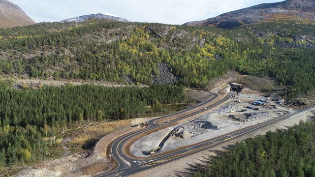 Fra trafikkfarlig kjerresti til topp moderne tunnel: Nå er riksvei 77 Kjernfjelltunnelen i Saltdal åpnet