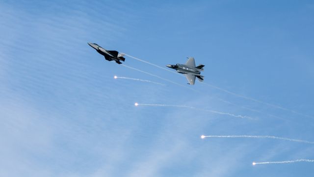 Se norske F-35 trene på å avlede varmesøkende missiler