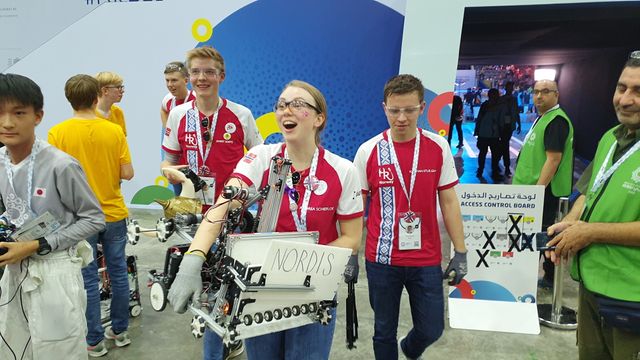 Videregående-elever fra Stjørdal vant OL i robotikk