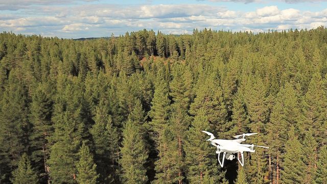Astrup ser på droner for å sikre mobildekning