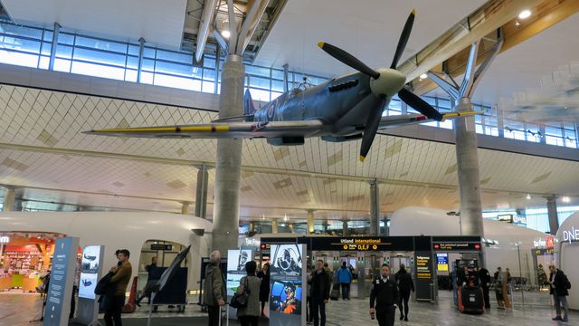 Luftforsvaret feirer seg selv ved å henge en Spitfire i taket på Oslo lufthavn