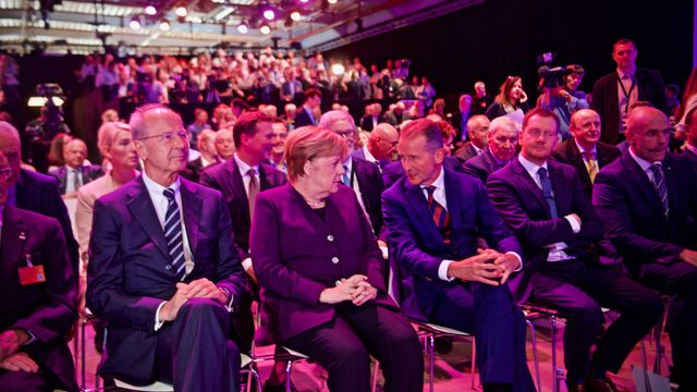 Merkel sier nei til å støtte fossilbiler