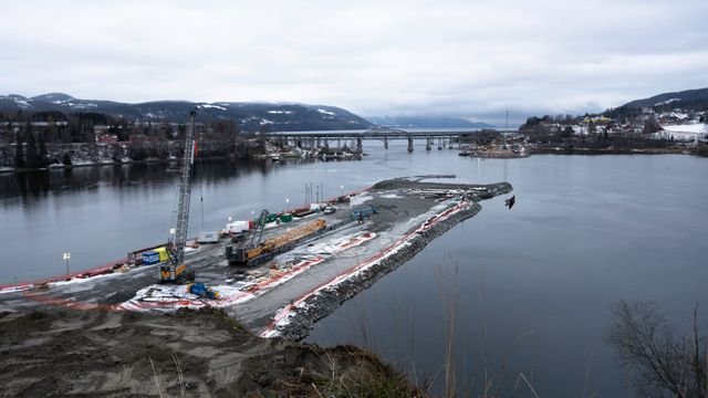 Norges lengste jernbanebru er så stor at den må bygges med utstyr fra offshorenæringen 