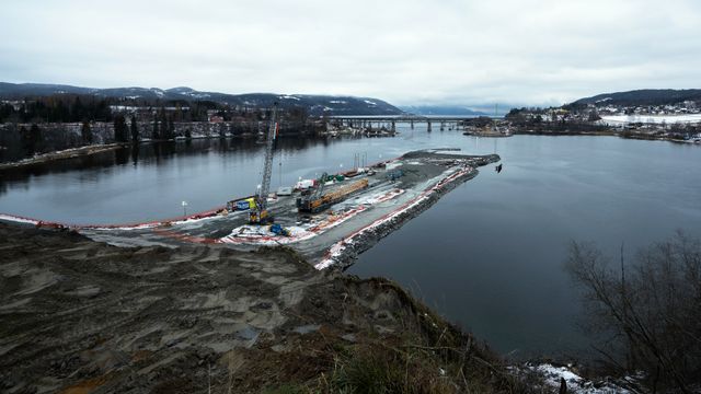 Norges lengste jernbanebru er så stor at den må bygges med utstyr fra offshorenæringen 