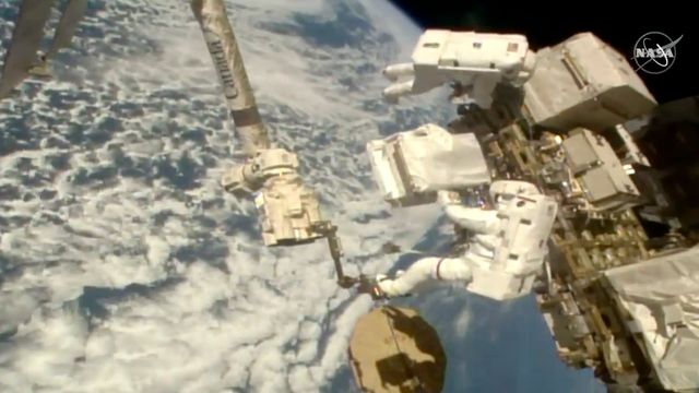 Astronauter romvandrer for å reparere stråledetektor til to milliarder dollar