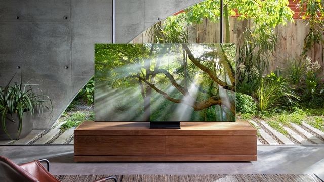 Samsung slipper heftig 8K-TV – har <i>ingen </i>rammer og avansert AI-teknologi