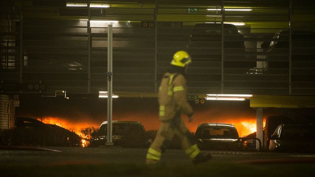 Flere hundre biler ødelagt etter brann. Flytrafikken er kansellert