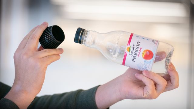 Dobbel plastkork på juiceflaske provoserer: – Som å pakke dritt inn i sølvpapir og kalle det konfekt