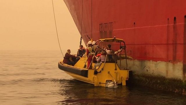 Norske skip bistår brannrammede i Australia