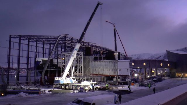Her heises den 55 tonn tunge og over 100 år gamle juvelen til Hurtigrutemuseet på plass