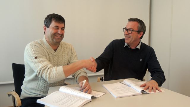 Agder fylkeskommune har signert sine to første kontrakter for veibygging