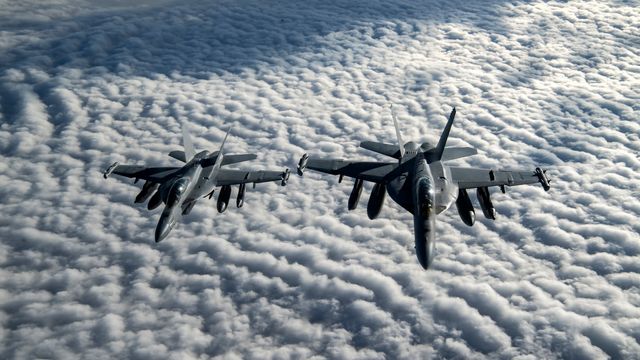 USA flyr to ubemannede jagerfly som kontrolleres av piloten i et tredje