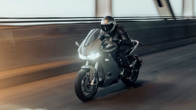 Ny el-motorsykkel kan gå 32 mil med toppfart på 200 km/t