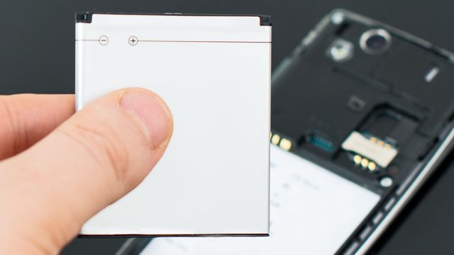 – EU vil tvinge mobilprodusenter til å gjøre det lettere å skifte batteri
