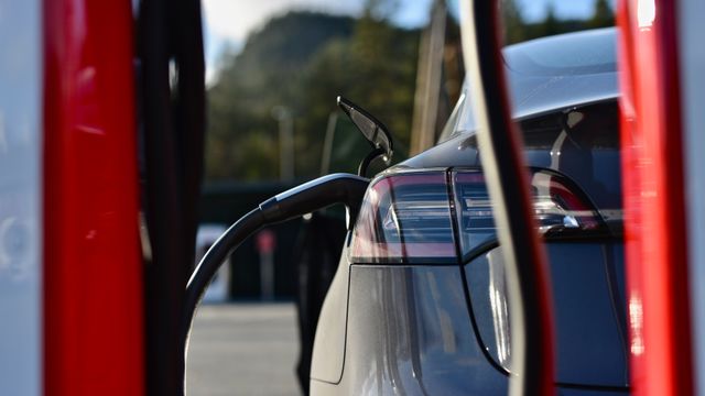 Tesla har åpnet sine første norske 250 kW-hurtigladere
