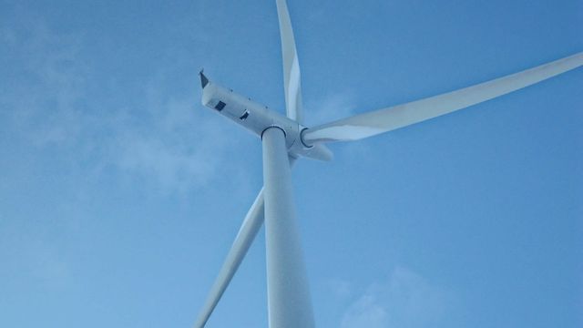 Isklumper som slynges ut fra vindmøller kan være livsfarlige. 18 norske vindmøller kan kaste isklumper mer enn 400 meter