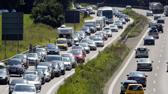 I Tyskland øker utslippene fra biltrafikken. Løsningen kan bli elbil-kvoter og lavere fartsgrenser