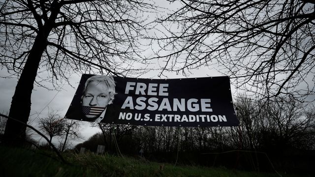 Assange ber om løslatelse
